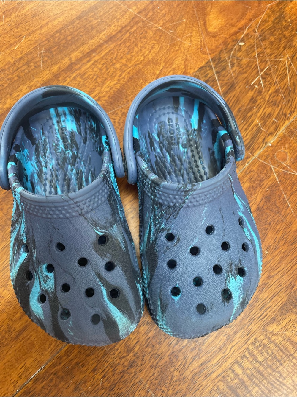 Blue tie dye crocs size 7 - Picture 3 of 4